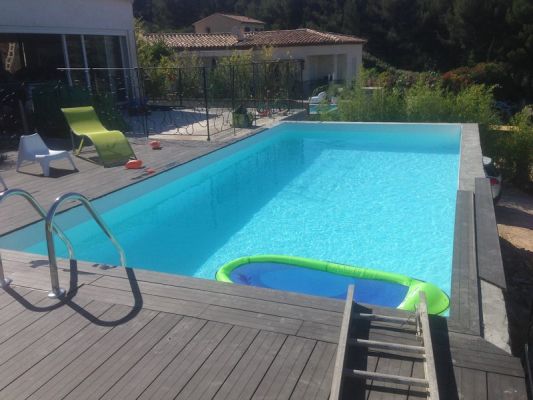 création d' un parquet en lames composite autour d' une piscine sur BANDOL